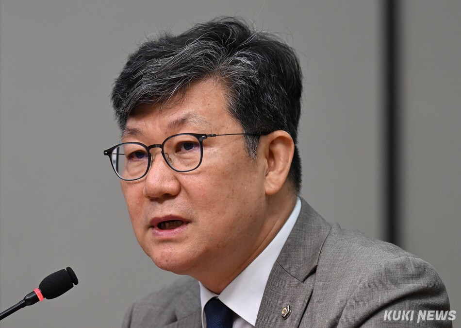 박홍배 더불어민주당 의원이 30일 서울 여의도 국회에서 진행된 ‘홈플러스 회생 및 대규모 실업 사태 방지 국회 중재 및 사회적 대화기구 제안을 위한 제 정당 준비회의’에서 발언하고 있다.