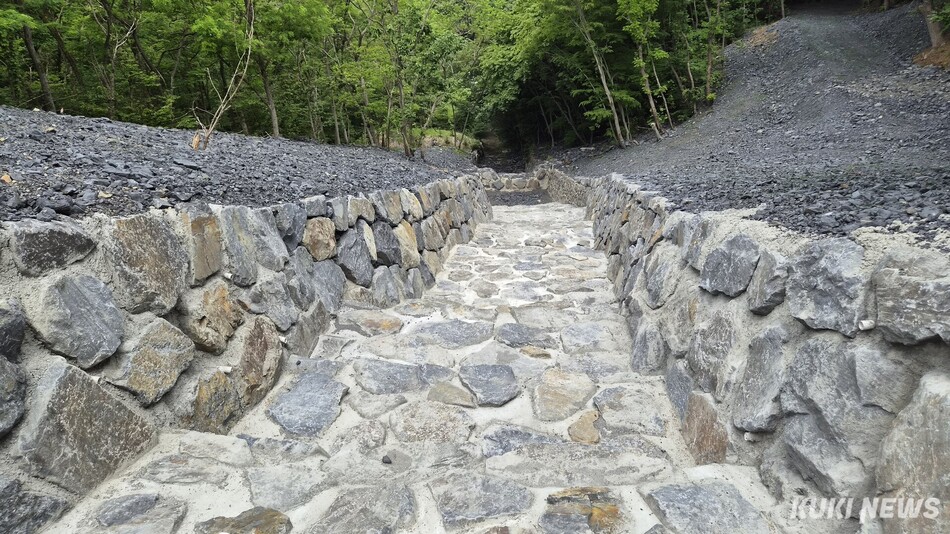 충남도 산림자원연구소 보령사무소는 올해 8억 원을 투입해 보령지역 일원 산사태 취약지역을 중심으로 사방댐 2개소를 설치하고 계류 보전(1㎞) 및 산지 사방(2㏊) 사업을 우기 전 완료했다.