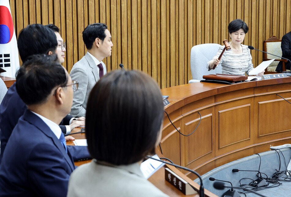 30일 국회에서 열린 국회 인사청문특별위원회에서 백혜련 위원장이 한성숙 국무총리 후보자에 대한 인사청문 심사 경과보고서를 채택하고 있다. 연합뉴스