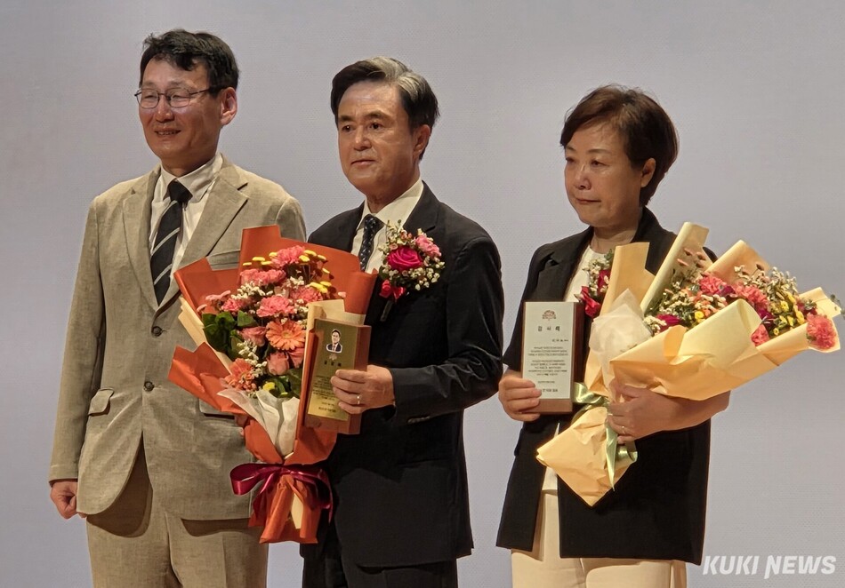 김태흠 충남지사가 30일 퇴임식에서 홍종완 부지사로부터 공로패를 받은 뒤 기념촬영을 하고 있다. 사진=홍석원 기자