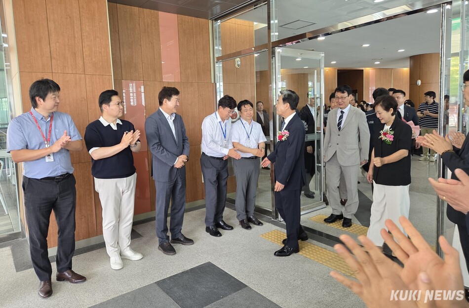 김태흠 충남지사가 30일 도청 문예회관에서 열린 퇴임식을 마친 뒤 도청 직원들의 환송 속에 도청을 떠나고 있다. 사진=홍석원 기자