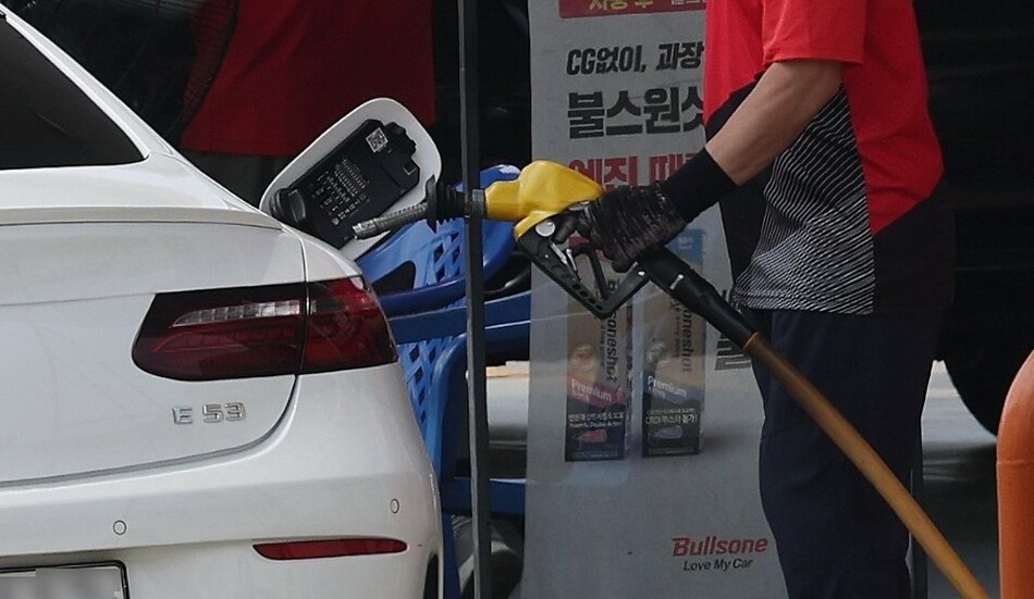 30일 정부는 미국·이란 종전 합의와 에너지 수급 안정세를 반영해 원유 자원안보 위기경보를 ‘경계’에서 ‘주의’로 하향하기로 했다. 자원안보 위기경보는 ‘관심-주의-경계-심각’ 등 4단계로 운용된다. 연합뉴스