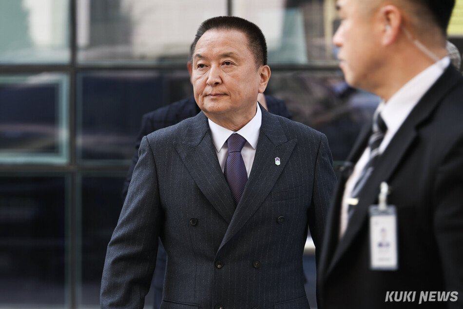 김영환 충북도지사가 지난3월 서울 양천구 남부지방법원에서 열린 6·3 지방선거 공천 배제(컷오프) 효력정지 가처분 신청 심문 출석을 위해 법정으로 향하고 있다. 남동균 인턴기자