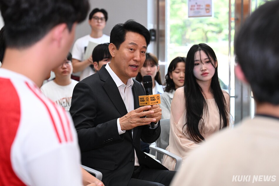 오세훈 서울시장이 30일 서울 광진구 건국대학교에서 진행한 ‘청년주거 안정 정책 타운홀미팅’에서 한 학생의 질문에 답하고 있다.