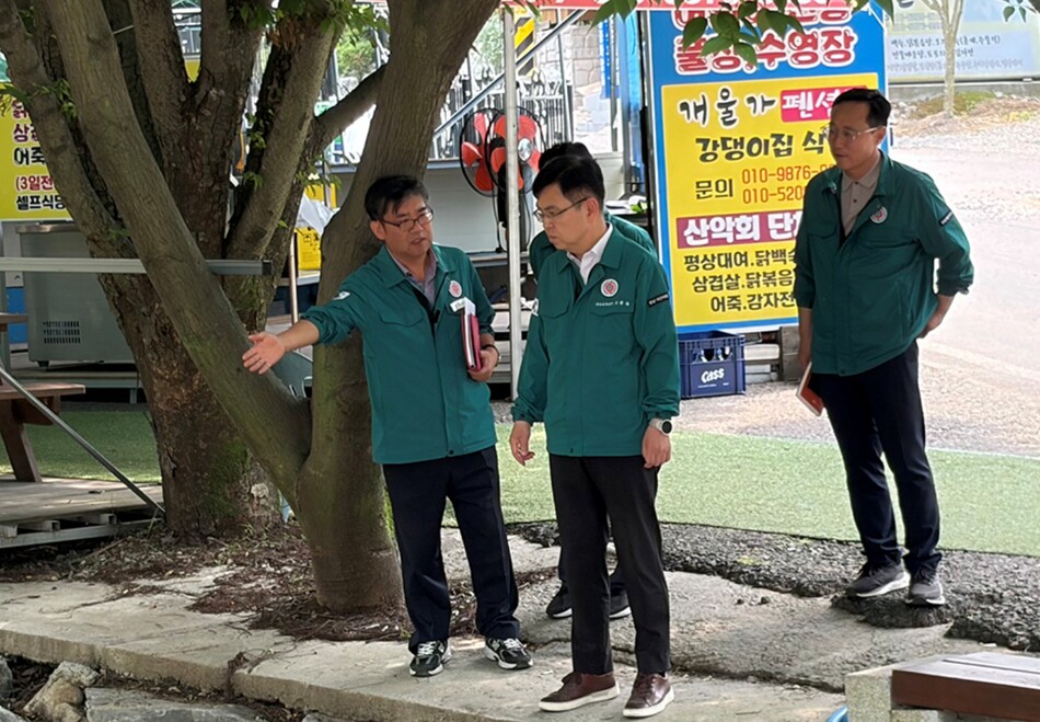 서산시 신필승 부시장이 29일 물놀이 위험지구 점검에 나서고 있다. 서산시