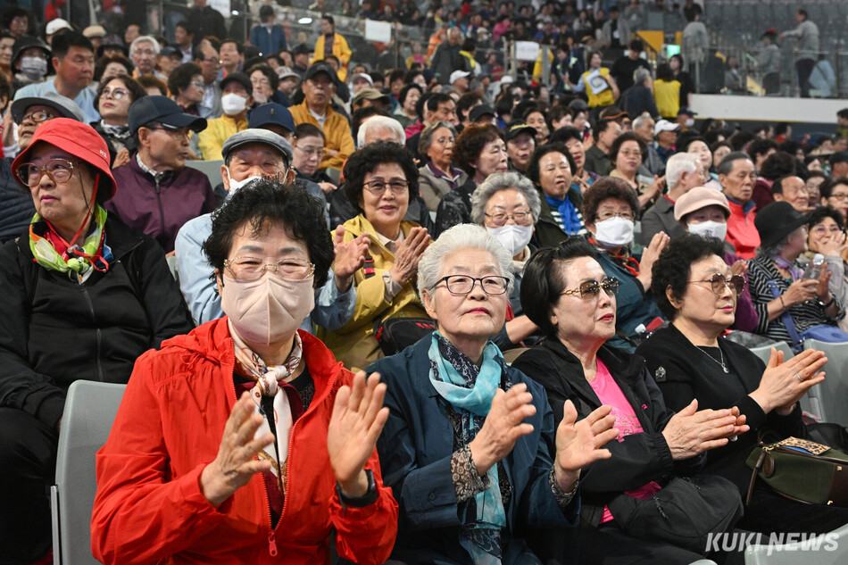 서울 장충동 장충체육관에서 열린 대한노인회 서울시연합회 제54회 어버이날 기념행사에서 어르신들이 식전 축하공연을 즐기고 있다. 임은재 기자