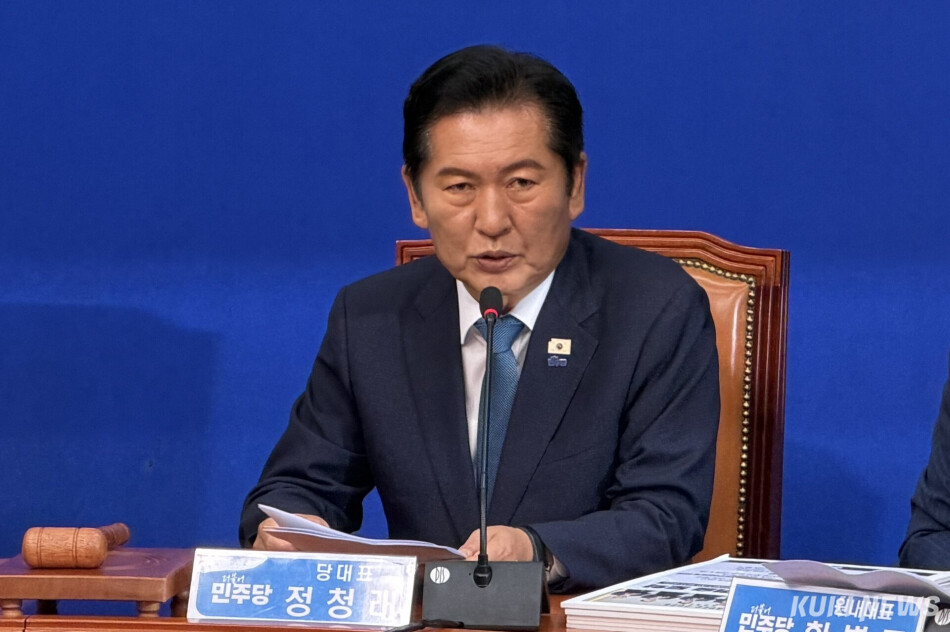정청래 전 더불어민주당 대표가 지난 24일 서울 여의도 국회에서 마지막으로 주재한 최고위원회의에서 발언하고 있다. 유병민 기자