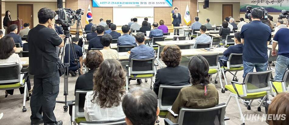 시민주권 시대 준비위원회 활동 보고회가 30일 원주시청에서 열린 가운데 구자열 원주시장 당선인이 발언하고 있다. 윤수용 기자