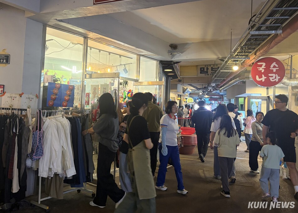 충청남도 예산에 위치한 예산상설시장이 내국인 관광객들로 붐비고 있다. 심하연 기자