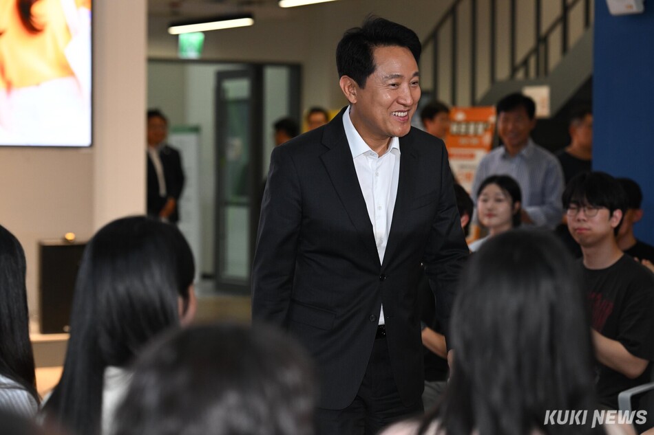 오세훈 서울시장과 대학생들이 30일 서울 광진구 건국대학교 캠퍼스에서 ‘청년주거 안정 정책 타운홀미팅’을 진행하고 있다. 임은재 기자