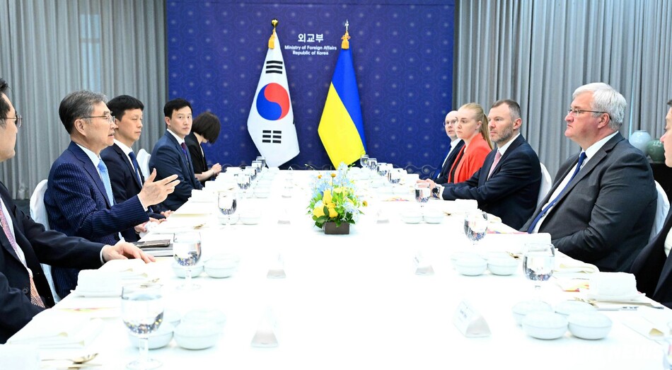 조현 외교부 장관과 안드리 시비하 우크라이나 외교장관이 30일 서울 종로구 정부서울청사 별관 외교부에서 회담을 하고 있다. 외교부 제공.