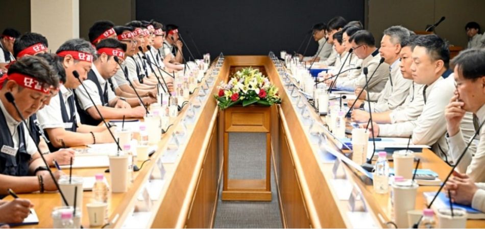 현대자동차 노사 관계자들이 지난달 6일 현대차 울산공장에서 2026년 임금협상 상견례를 하고 있다. 연합뉴스