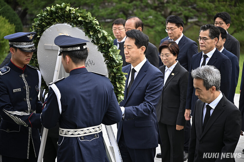 오세훈 서울시장이 1일 서울 동작구 국립서울현충원을 방문해 현충탑에 헌화하고 있다.
