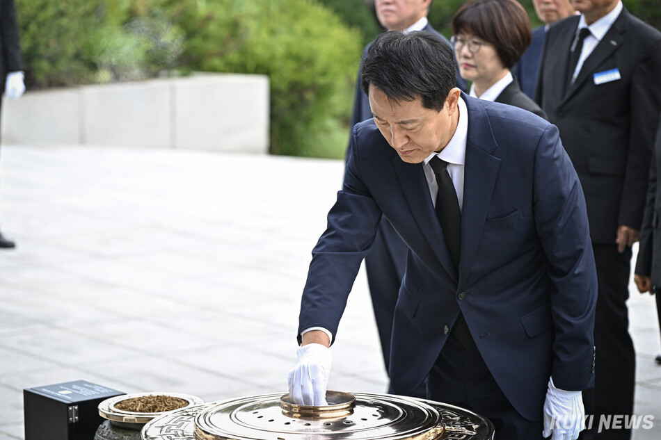 오세훈 서울시장이 1일 서울 동작구 국립서울현충원을 방문해 참배하고 있다.