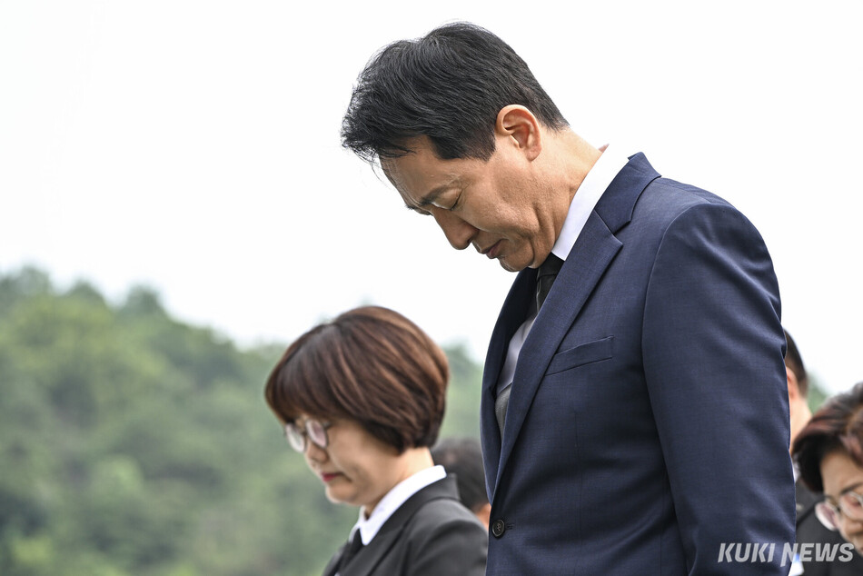 오세훈 서울시장이 1일 서울 동작구 국립서울현충원을 방문해 묵념을 하고 있다.