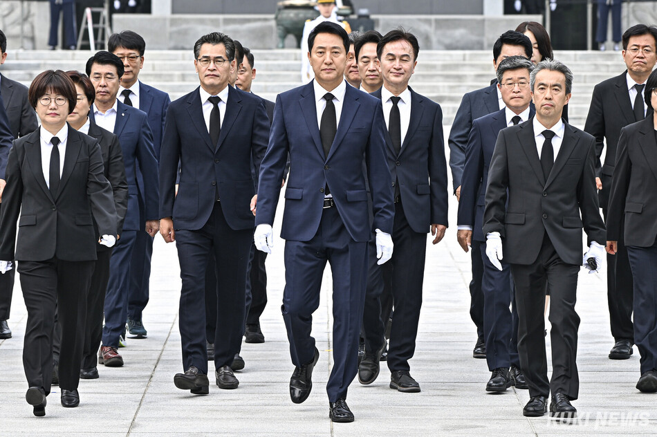 오세훈 서울시장과 구청장 당선인들이 1일 서울 동작구 국립서울현충원에서 참배를 마친 뒤 발걸음을 옮기고 있다.