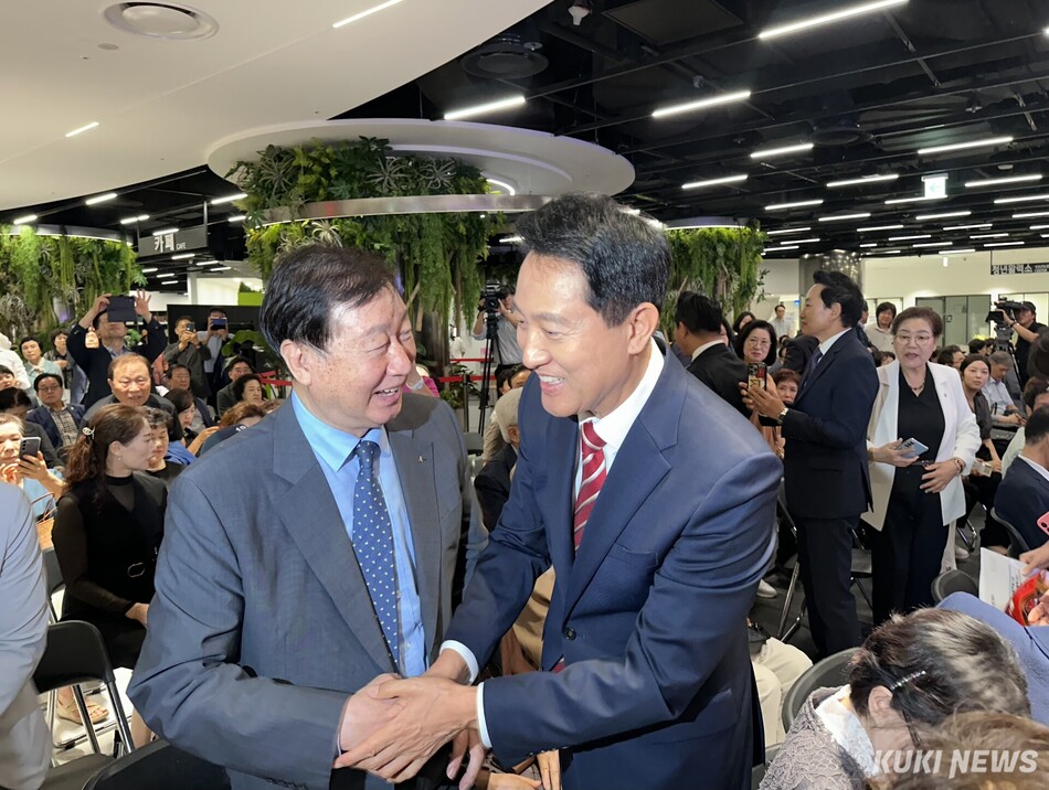 오세훈 서울시장이 1일 서울시청 지하1층 서울갤러리에서 시민들을 만나 인사를 나누고 있다. 최희령 기자