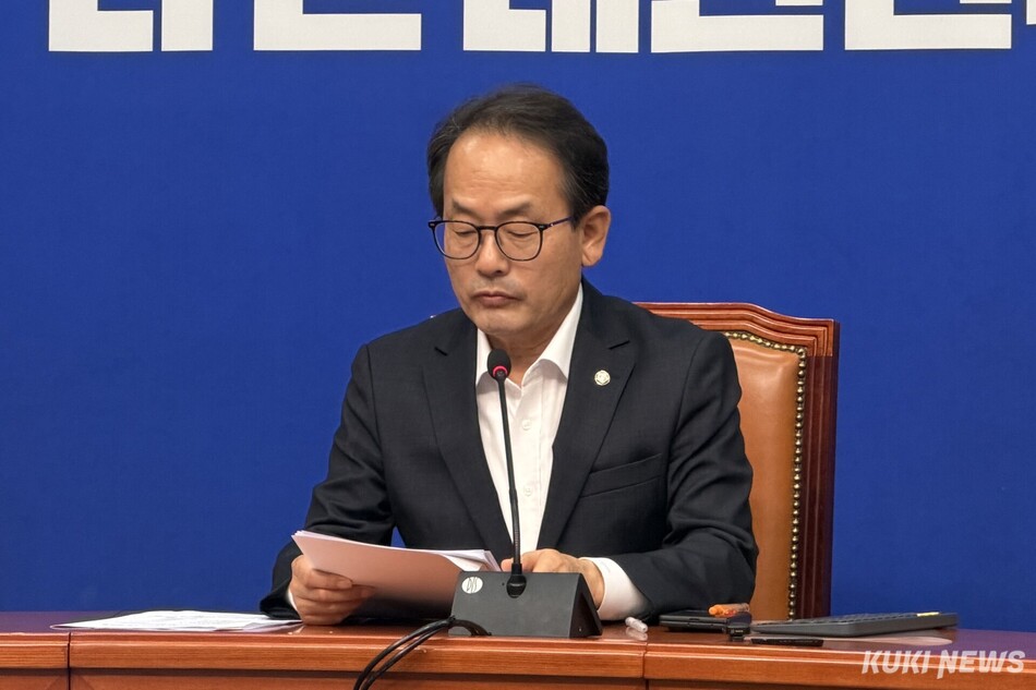 강준현 더불어민주당 수석대변인이 1일 국회에서 열린 최고위원회의 직후 기자들과 만나 대화하고 있다. 유병민 기자
