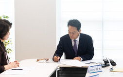 안민석 경기교육감, 취임 첫 공식 결재 ‘폰 프리 스쿨 추진계획’ 서명