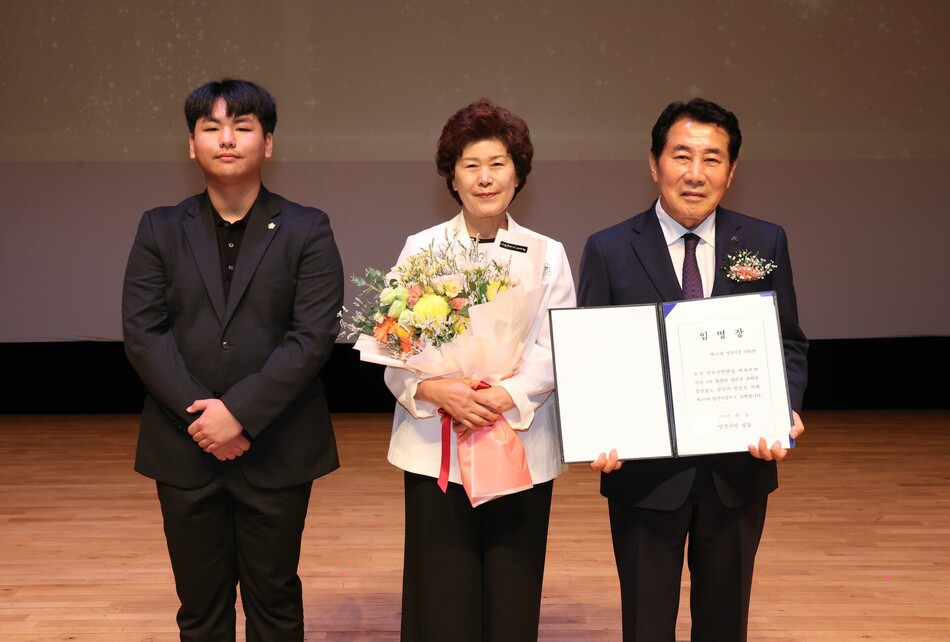 나동연 양산시장이 1일 청소년으로부터 임명장을 전달 받고 기념촬영을 하고 있다. 양산시 제공