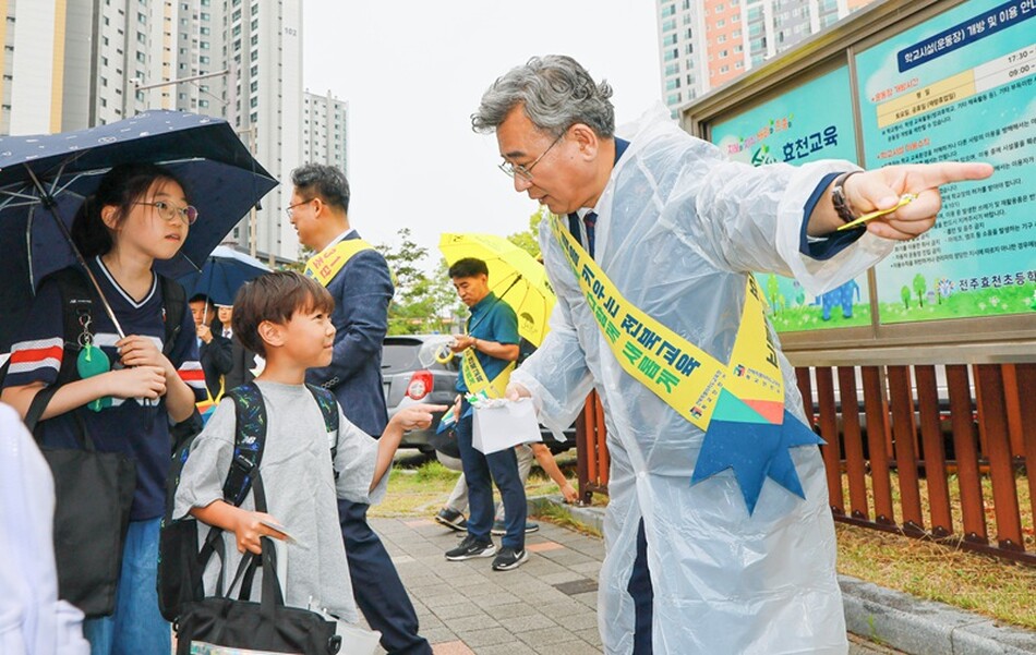 호성 전북교육감이 1일 취임 첫 행보로 전주효천초등학교 학생들의 등굣길에 교통안전 캠페인에 나섰다.