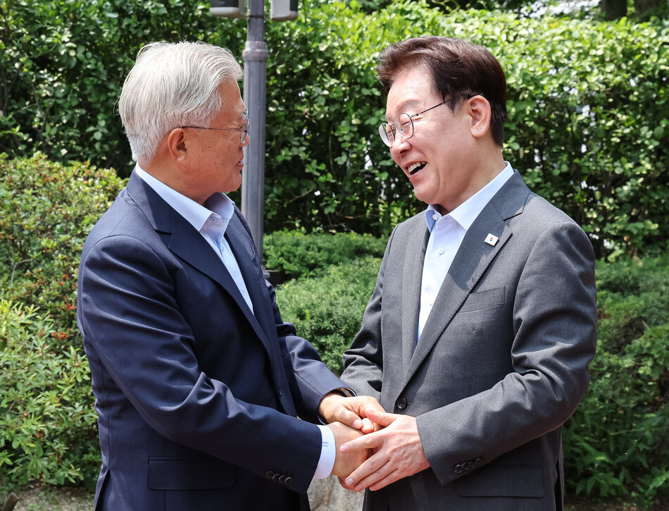 이재명 대통령이 1일 오찬 회동을 위해 청와대를 방문한 문재인 전 대통령과 인사를 나누고 있다.