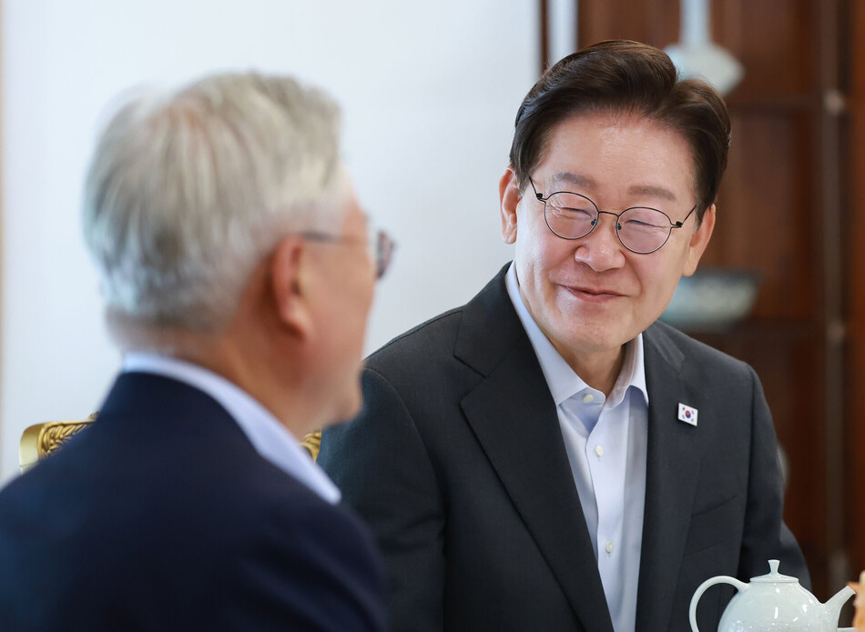 이재명 대통령이 1일 청와대 상춘재에서 오찬에 앞서 문재인 전 대통령의 인사말을 듣고 있다.