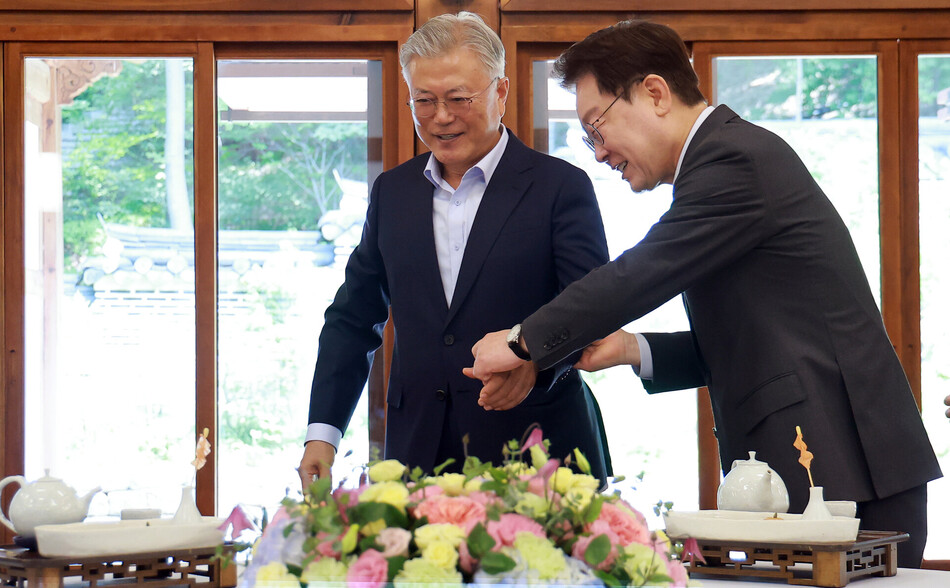 이재명 대통령이 1일 오찬장인 청와대 상춘재에서 문재인 전 대통령에게 자리를 안내하고 있다.