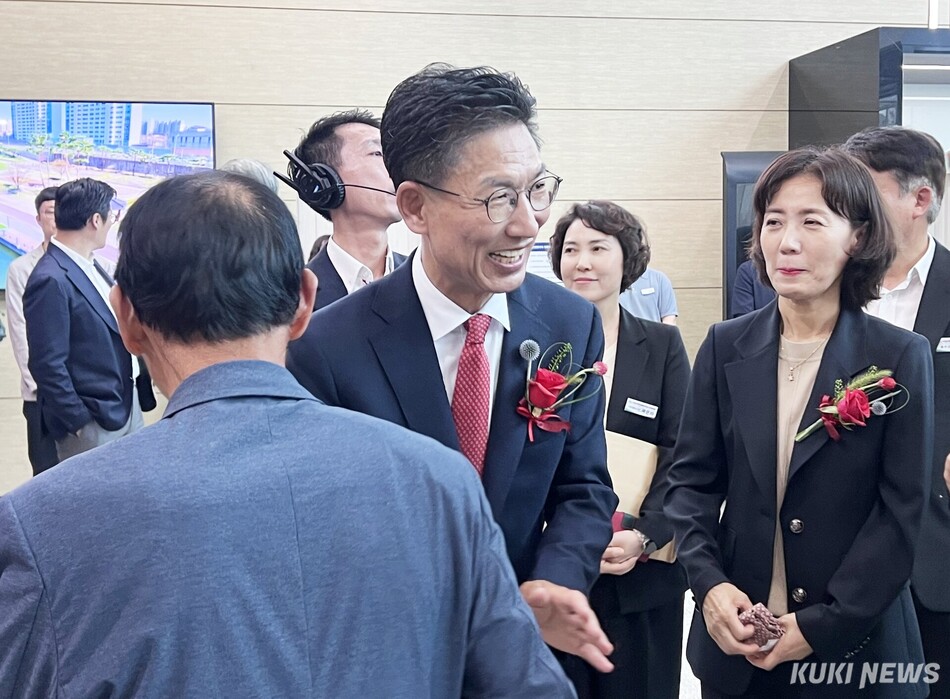 김병삼 영천시장이 1일 취임식에 참석한 시민들에게 인사를 하고 있다. 최태욱 기자