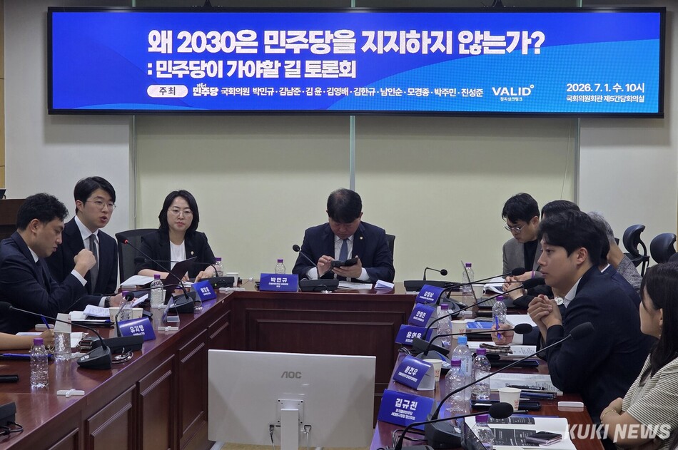 1일 국회의원회관에서 열린 ‘왜 2030은 민주당을 지지하지 않는가 : 민주당이 가야할 길’ 토론회 참석자들이 청년 세대의 표심 이탈 원인을 분석하고 있다. 김미경 기자