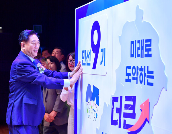 김한종 장성군수가 1일 민선 9기 출범과 함께 “대한민국 첨단산업의 심장으로 미래로 도약하는 더 큰 성장장성을 완성하겠다”며 첨단산업과 의료, 청년, 미래농업을 축으로 한 장성의 새로운 도약을 선언했다. /장성군