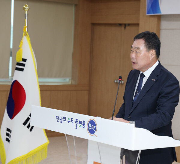 김산 무안군수가 1일 민선 9기 출범과 함께 “앞으로 4년은 무안의 미래 100년을 준비하는 결정적인 시간”이라며 공항과 미래산업, 농업 혁신을 기반으로 한 ‘더 큰 도약, 더 강한 무안’ 실현을 선언했다. /무안군