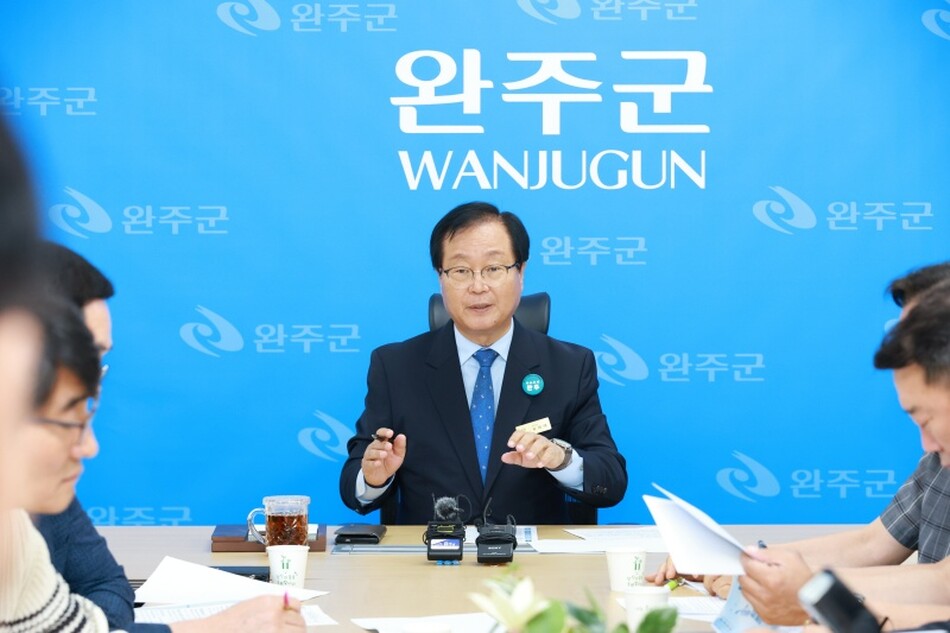 유희태 완주군수가 1일 취임식에 이어 기자회견을 통해 민선 9기 군정 운영 비전과 현안 추진 계획 등을 설명하고 있다.