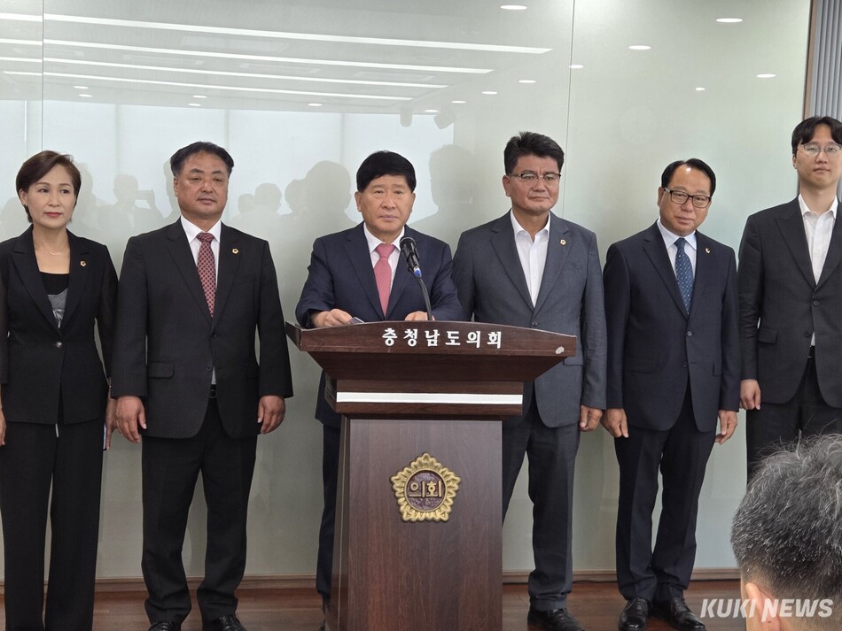 홍성현 충남도의회 국민의힘 대표의원(왼쪽 세번째)은 1일 도의회 브리핑룸에서 긴급 기자회견을 갖고 민주당의 예산결산특별위원장 독점에 반발하는 기자회견을 갖고 있다. 사진=홍석원 기자