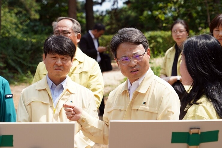 1일 서울 성북구 정릉동 북한산국립공원 재선충병 방제 현장을 점검하는 박은식 산림청장. 산림청