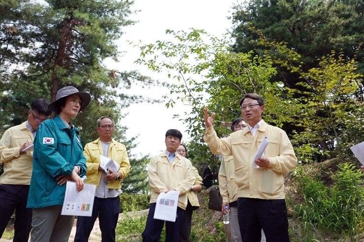 1일 서울 성북구 정릉동 북한산국립공원 재선충병 방제 현장을 점검하는 박은식 산림청장(오른쪽). 산림청