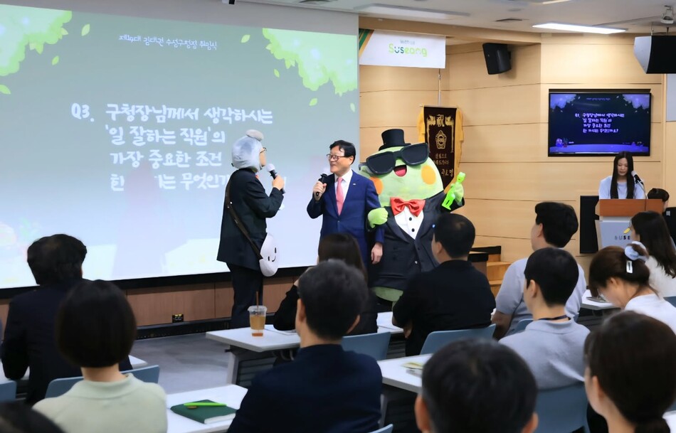 김대권 수성구청장이 1일 취임식에서 직원들과 소통하고 있다. 출처=김대권 수성구청장 페이스북