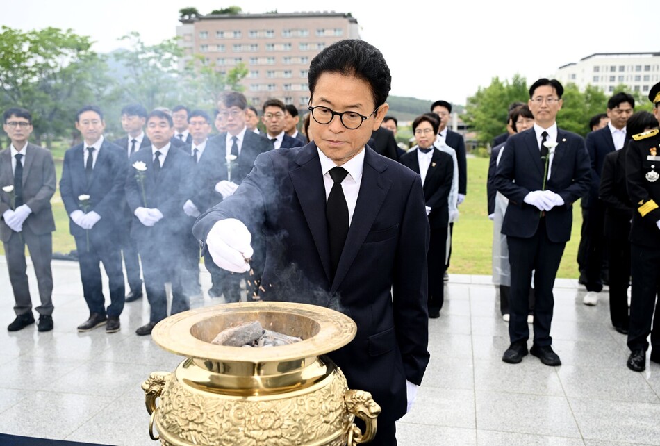 이철우 지사가 충혼탑을 참배하고 있다. 경북도 제공