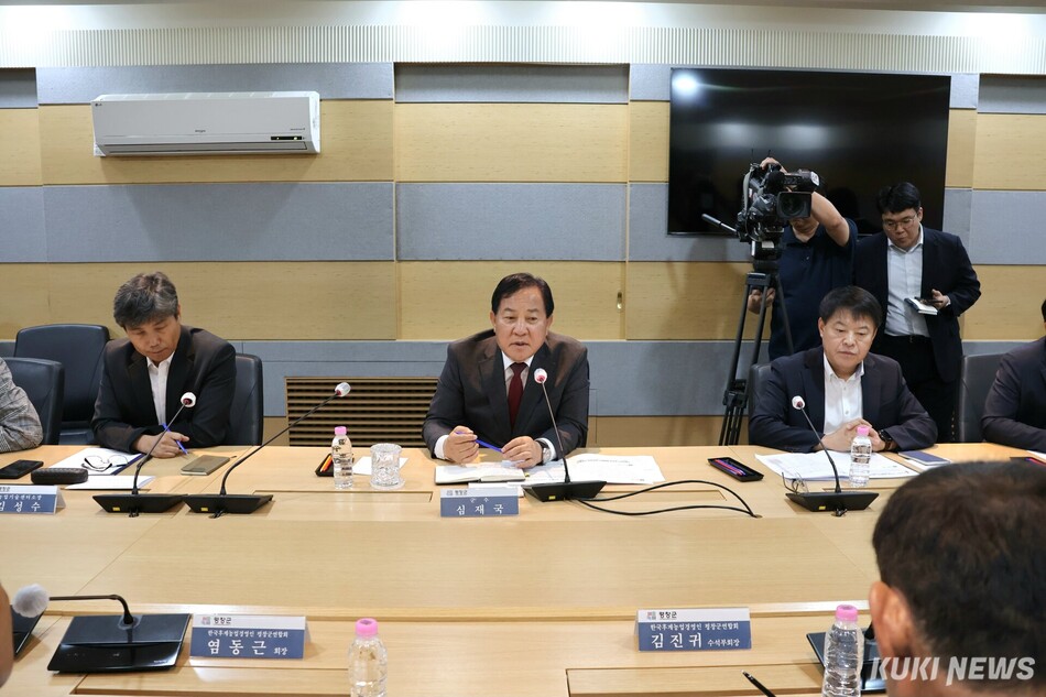 심재국 평창군수가 1일 취임식 대신 현충탑 참배와 직원 조회를 시작으로 취약계층 돌봄 현장 방문과 농업정책 간담회를 진행하며 민선9기 군정의 방향과 우선순위를 공유하는 등 민선 9기 군정의 첫걸음을 내디뎠다. 농업정책 간담회 모습. 전인수 기자