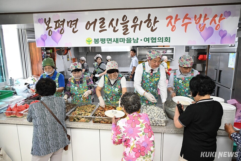 심재국 평창군수가 1일 취임식 대신 현충탑 참배와 직원 조회를 시작으로 취약계층 돌봄 현장 방문과 농업정책 간담회를 진행하며 민선9기 군정의 방향과 우선순위를 공유하는 등 민선 9기 군정의 첫걸음을 내디뎠다. 장수식당 배식 모습. 전인수 기자