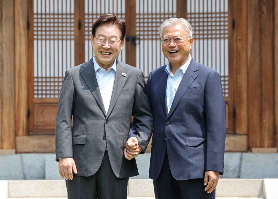 이재명 대통령과 문재인 전 대통령이 1일 청와대 상춘재에서 오찬에 앞서 기념 촬영을 하고 있다. 연합뉴스