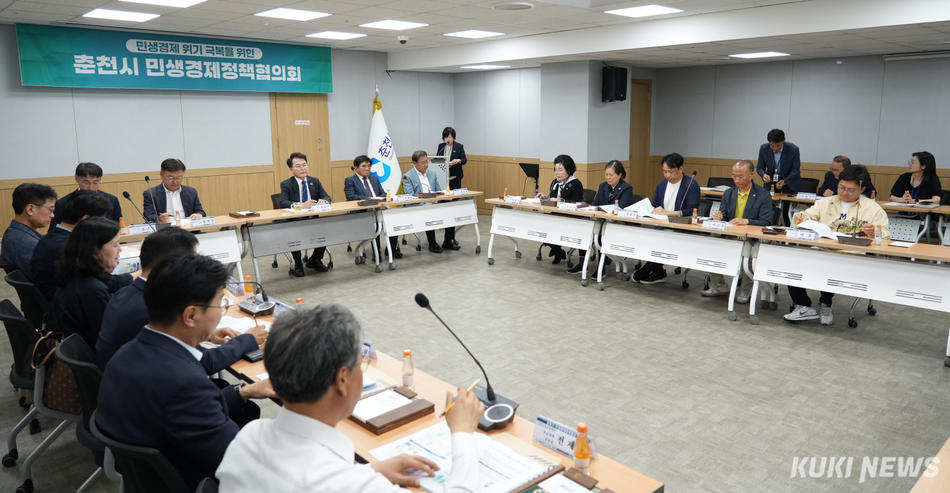 1일 육동한 춘천시장이 민생정책협의회에 참석해 지역 경제를 점검하고 있다. (사진=춘천시)