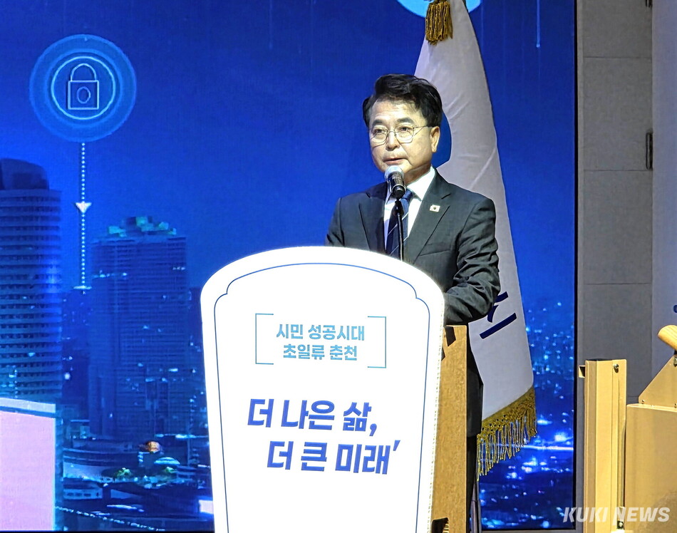 ‘시민이 체감하는 변화를 완성하겠다‘며 민선 9기 춘천의 비전을 밝히고 있는 육동한 춘천시장. (사진=한재영)