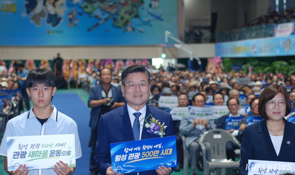 1일 오후 횡성체육관에서 열린 민선 9기 장신상 횡성군수 취임식 ‘함께 여는 횡성의 내일, 횡성 관광 500만 시대’ 퍼포먼스. 윤수용 기자