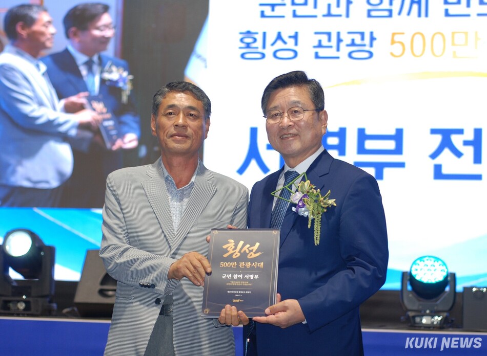 1일 오후 횡성체육관에서 열린 민선 9기 장신상(오른쪽) 횡성군수가 ‘횡성 관광 500만 시대’ 군민 서명부를 전달받고 있다. 윤수용 기자