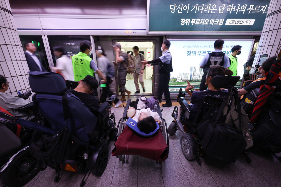 전국장애인차별철폐연대(전장연) 소속회원들이 2일 시청역 1호선 서울역 방면 플랫폼에서 ‘69차 출근길 지하철 탑니다‘ 시위를 하고 있다. 연합뉴스
