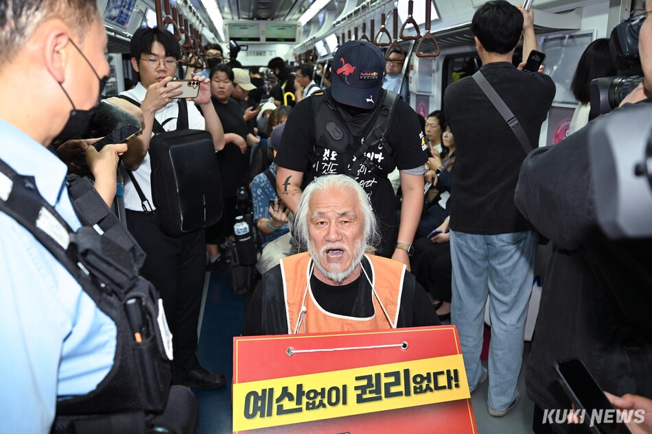 박경석 전국장애인차별철폐연대 대표가 2일 서울 중구 시청역 승강장에서 지하철에 탑승한 뒤 시민들을 향해 발언하고 있다.