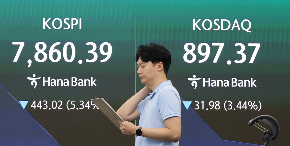 2일 서울 중구 하나은행 딜링룸 현황판 전경. 연합뉴스