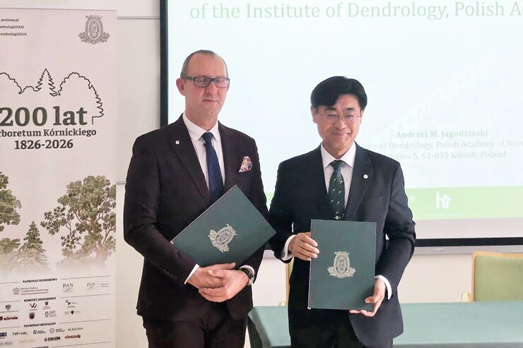 지난달 16일 폴란드 수목학연구소에서 업무협약을 체결한 심상택 한국수목원정원관리원 이사장(우측)과 Andrzej M. Jagodziński 폴란드 수목학연구소장. 한국수목원정원관리원