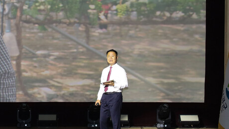 ‘원고 대신 태블릿’ 든 김재욱 칠곡군수…‘설명하는 행정’으로